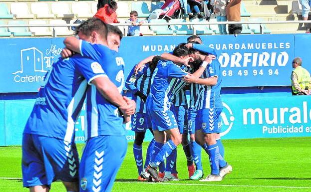 Los jugadores del Lorca celebran el triunfo contra el Granada.