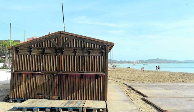 Un chiringuito cerrado en la playa del Cavana, en La Manga, en una imagen de archivo.