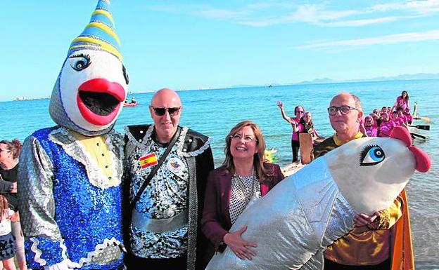 La alcaldesa de San Pedro, con la Sardina, y el presidente de la Agrupación Sardinera (d), ayer, en la playa de La Puntica.