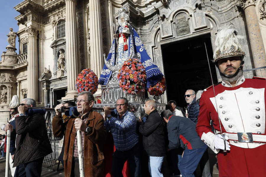 La plaza de Belluga acoge la tradicional ofrenda floral a la Patrona de Murcia.