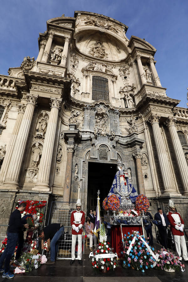 La plaza de Belluga acoge la tradicional ofrenda floral a la Patrona de Murcia.