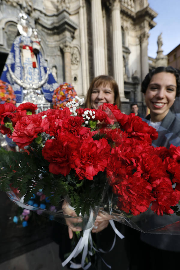 La plaza de Belluga acoge la tradicional ofrenda floral a la Patrona de Murcia.