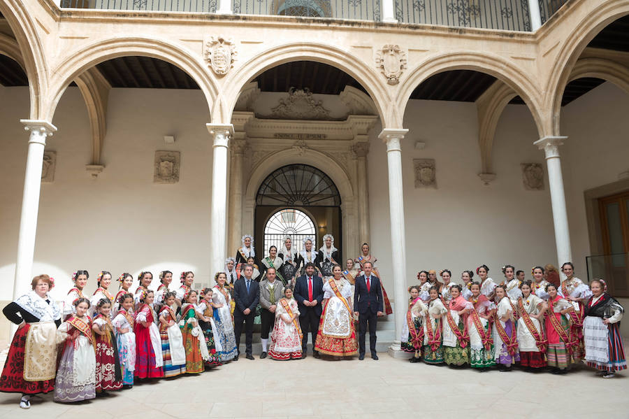 El presidente de la Comunidad, Fernando López Miras, recibió este lunes en el Palacio de San Esteban a la Reina de la Huerta 2018, Laura Navarro, y a la Reina de la Huerta Infantil, Alba Ros, que estuvieron acompañadas de sus damas de honor y del presidente de la Federación de las Peñas Huertanas, Juan Pedro Hernández, a quienes animó a “seguir trasmitiendo lo mejor de la esencia y los valores de la Región de Murcia, a la que representáis”.