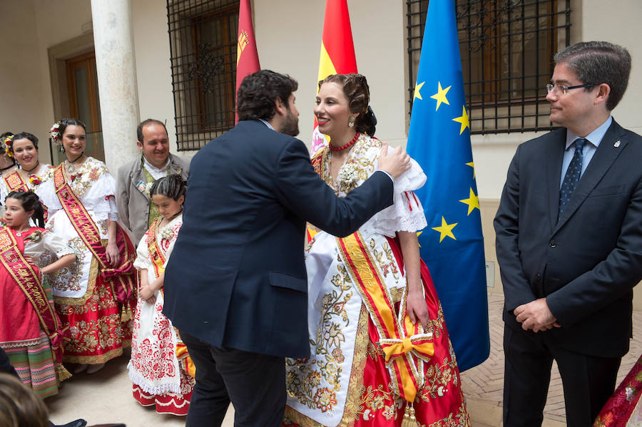 El presidente de la Comunidad, Fernando López Miras, recibió este lunes en el Palacio de San Esteban a la Reina de la Huerta 2018, Laura Navarro, y a la Reina de la Huerta Infantil, Alba Ros, que estuvieron acompañadas de sus damas de honor y del presidente de la Federación de las Peñas Huertanas, Juan Pedro Hernández, a quienes animó a “seguir trasmitiendo lo mejor de la esencia y los valores de la Región de Murcia, a la que representáis”.