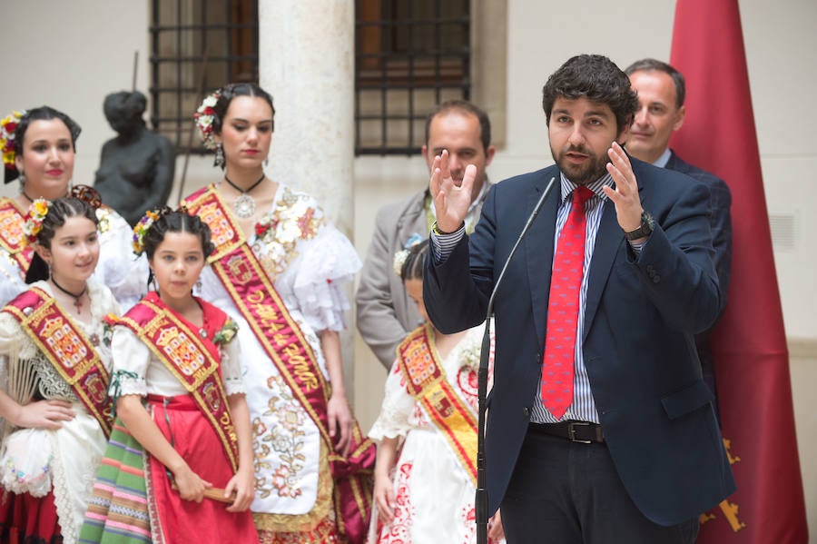 El presidente de la Comunidad, Fernando López Miras, recibió este lunes en el Palacio de San Esteban a la Reina de la Huerta 2018, Laura Navarro, y a la Reina de la Huerta Infantil, Alba Ros, que estuvieron acompañadas de sus damas de honor y del presidente de la Federación de las Peñas Huertanas, Juan Pedro Hernández, a quienes animó a “seguir trasmitiendo lo mejor de la esencia y los valores de la Región de Murcia, a la que representáis”.