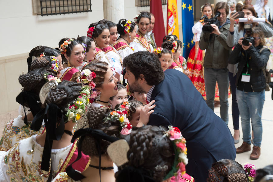 El presidente de la Comunidad, Fernando López Miras, recibió este lunes en el Palacio de San Esteban a la Reina de la Huerta 2018, Laura Navarro, y a la Reina de la Huerta Infantil, Alba Ros, que estuvieron acompañadas de sus damas de honor y del presidente de la Federación de las Peñas Huertanas, Juan Pedro Hernández, a quienes animó a “seguir trasmitiendo lo mejor de la esencia y los valores de la Región de Murcia, a la que representáis”.