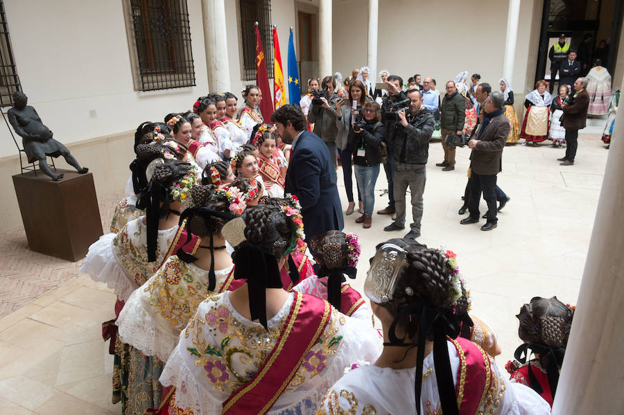 El presidente de la Comunidad, Fernando López Miras, recibió este lunes en el Palacio de San Esteban a la Reina de la Huerta 2018, Laura Navarro, y a la Reina de la Huerta Infantil, Alba Ros, que estuvieron acompañadas de sus damas de honor y del presidente de la Federación de las Peñas Huertanas, Juan Pedro Hernández, a quienes animó a “seguir trasmitiendo lo mejor de la esencia y los valores de la Región de Murcia, a la que representáis”.