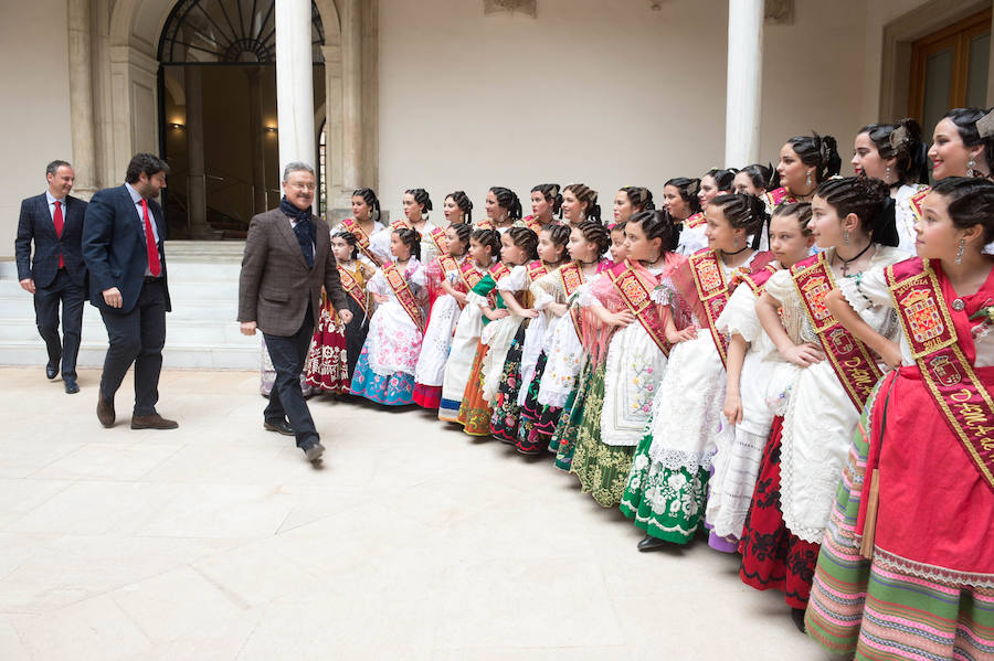 El presidente de la Comunidad, Fernando López Miras, recibió este lunes en el Palacio de San Esteban a la Reina de la Huerta 2018, Laura Navarro, y a la Reina de la Huerta Infantil, Alba Ros, que estuvieron acompañadas de sus damas de honor y del presidente de la Federación de las Peñas Huertanas, Juan Pedro Hernández, a quienes animó a “seguir trasmitiendo lo mejor de la esencia y los valores de la Región de Murcia, a la que representáis”.