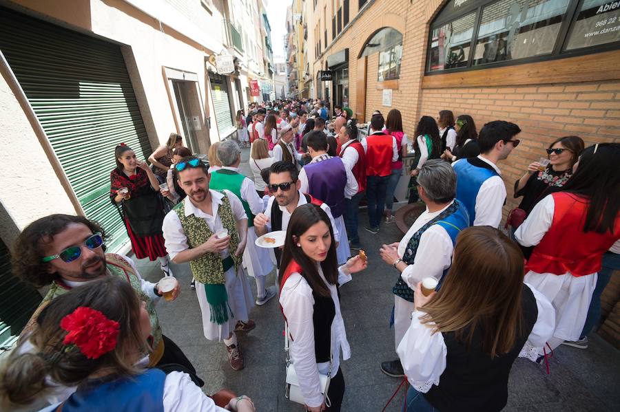 La Federación de Peñas Huertanas garantiza para hoy «el mayor desfile que se ha visto jamás» en España sobre costumbres y tradiciones. Bordadoras de refajos, troveros y panochistas, grupos folclóricos de una decena de municipios y antiguos oficios harán las delicias en el Bando