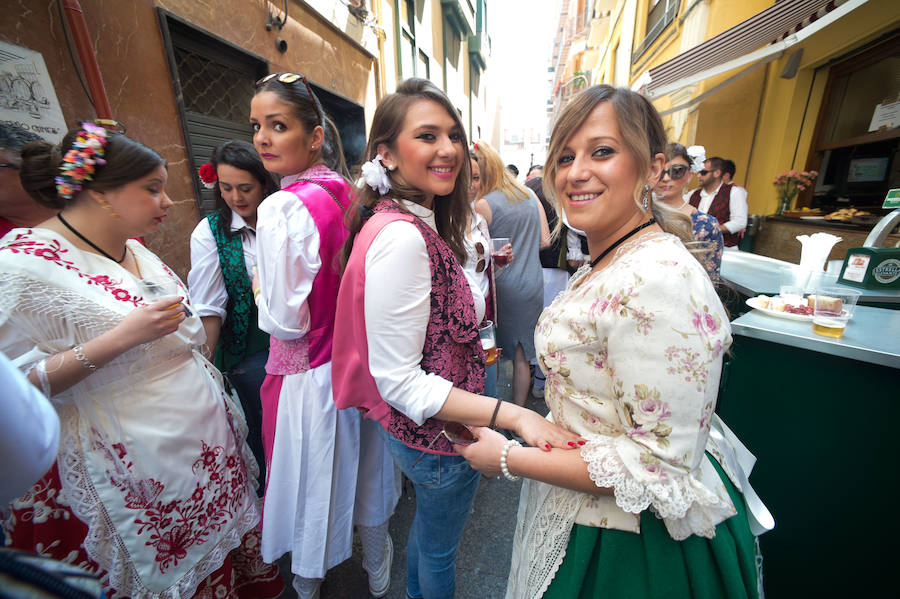 La Federación de Peñas Huertanas garantiza para hoy «el mayor desfile que se ha visto jamás» en España sobre costumbres y tradiciones. Bordadoras de refajos, troveros y panochistas, grupos folclóricos de una decena de municipios y antiguos oficios harán las delicias en el Bando