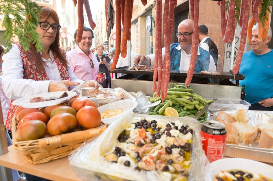 La Federación de Peñas Huertanas garantiza para hoy «el mayor desfile que se ha visto jamás» en España sobre costumbres y tradiciones. Bordadoras de refajos, troveros y panochistas, grupos folclóricos de una decena de municipios y antiguos oficios harán las delicias en el Bando