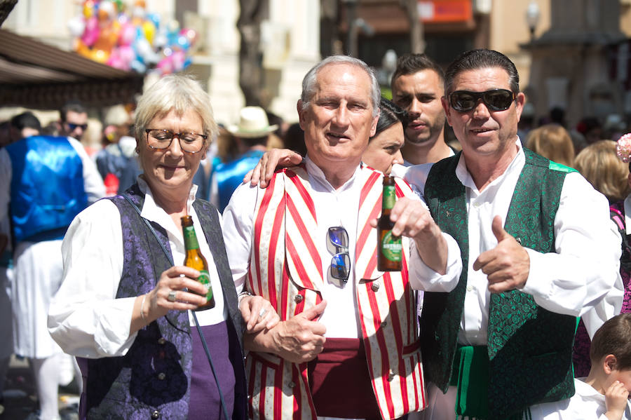 La Federación de Peñas Huertanas garantiza para hoy «el mayor desfile que se ha visto jamás» en España sobre costumbres y tradiciones. Bordadoras de refajos, troveros y panochistas, grupos folclóricos de una decena de municipios y antiguos oficios harán las delicias en el Bando