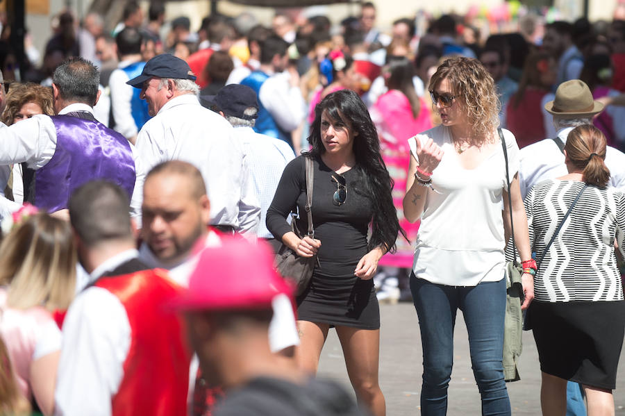 La Federación de Peñas Huertanas garantiza para hoy «el mayor desfile que se ha visto jamás» en España sobre costumbres y tradiciones. Bordadoras de refajos, troveros y panochistas, grupos folclóricos de una decena de municipios y antiguos oficios harán las delicias en el Bando