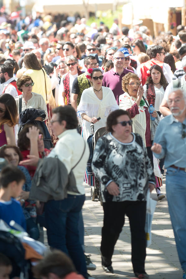 La Federación de Peñas Huertanas garantiza para hoy «el mayor desfile que se ha visto jamás» en España sobre costumbres y tradiciones. Bordadoras de refajos, troveros y panochistas, grupos folclóricos de una decena de municipios y antiguos oficios harán las delicias en el Bando