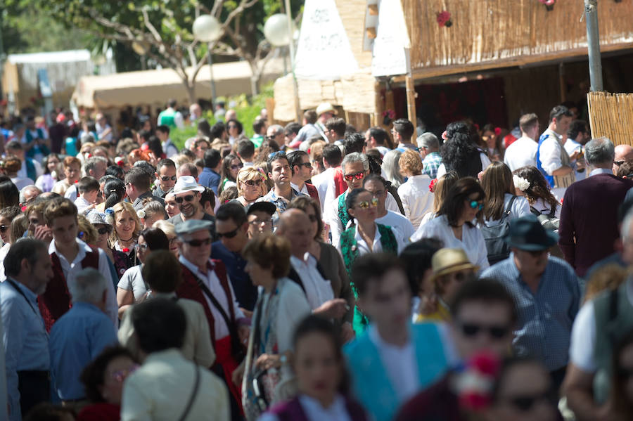 La Federación de Peñas Huertanas garantiza para hoy «el mayor desfile que se ha visto jamás» en España sobre costumbres y tradiciones. Bordadoras de refajos, troveros y panochistas, grupos folclóricos de una decena de municipios y antiguos oficios harán las delicias en el Bando