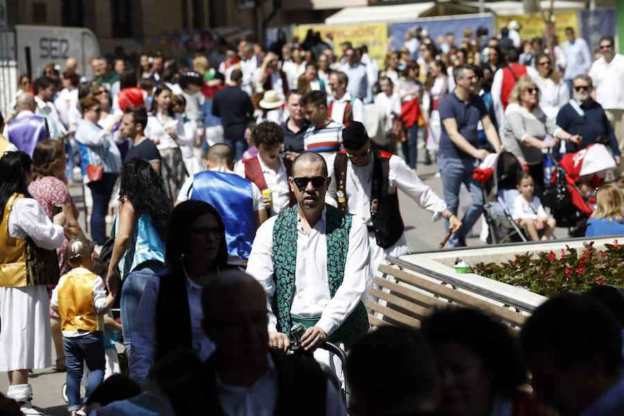 La Federación de Peñas Huertanas garantiza para hoy «el mayor desfile que se ha visto jamás» en España sobre costumbres y tradiciones. Bordadoras de refajos, troveros y panochistas, grupos folclóricos de una decena de municipios y antiguos oficios harán las delicias en el Bando