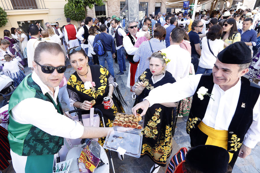 La Federación de Peñas Huertanas garantiza para hoy «el mayor desfile que se ha visto jamás» en España sobre costumbres y tradiciones. Bordadoras de refajos, troveros y panochistas, grupos folclóricos de una decena de municipios y antiguos oficios harán las delicias en el Bando