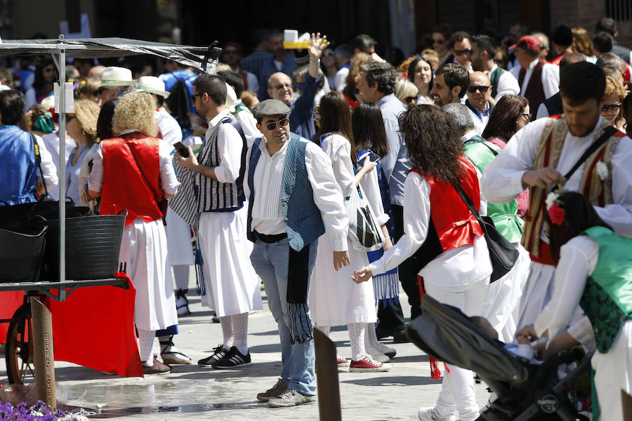 La Federación de Peñas Huertanas garantiza para hoy «el mayor desfile que se ha visto jamás» en España sobre costumbres y tradiciones. Bordadoras de refajos, troveros y panochistas, grupos folclóricos de una decena de municipios y antiguos oficios harán las delicias en el Bando