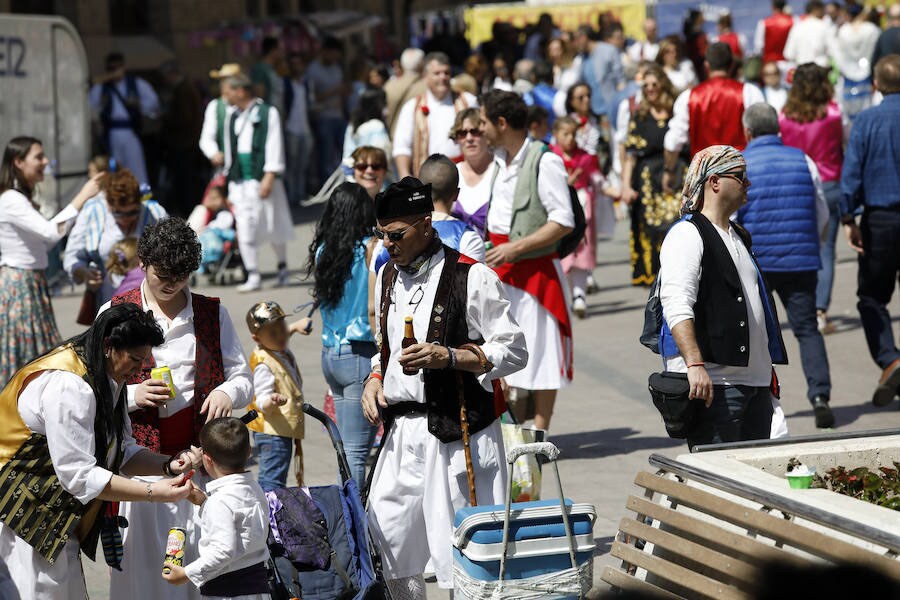 La Federación de Peñas Huertanas garantiza para hoy «el mayor desfile que se ha visto jamás» en España sobre costumbres y tradiciones. Bordadoras de refajos, troveros y panochistas, grupos folclóricos de una decena de municipios y antiguos oficios harán las delicias en el Bando