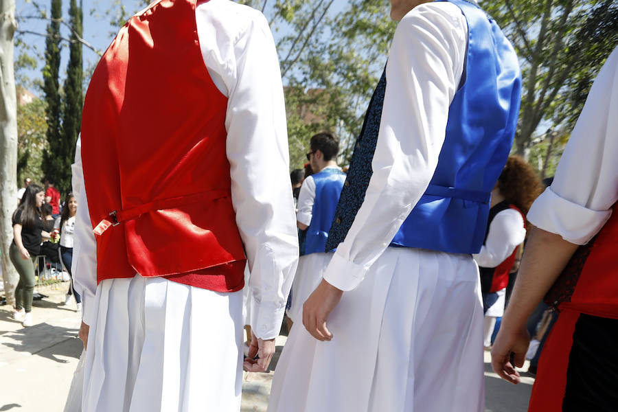 La Federación de Peñas Huertanas garantiza para hoy «el mayor desfile que se ha visto jamás» en España sobre costumbres y tradiciones. Bordadoras de refajos, troveros y panochistas, grupos folclóricos de una decena de municipios y antiguos oficios harán las delicias en el Bando