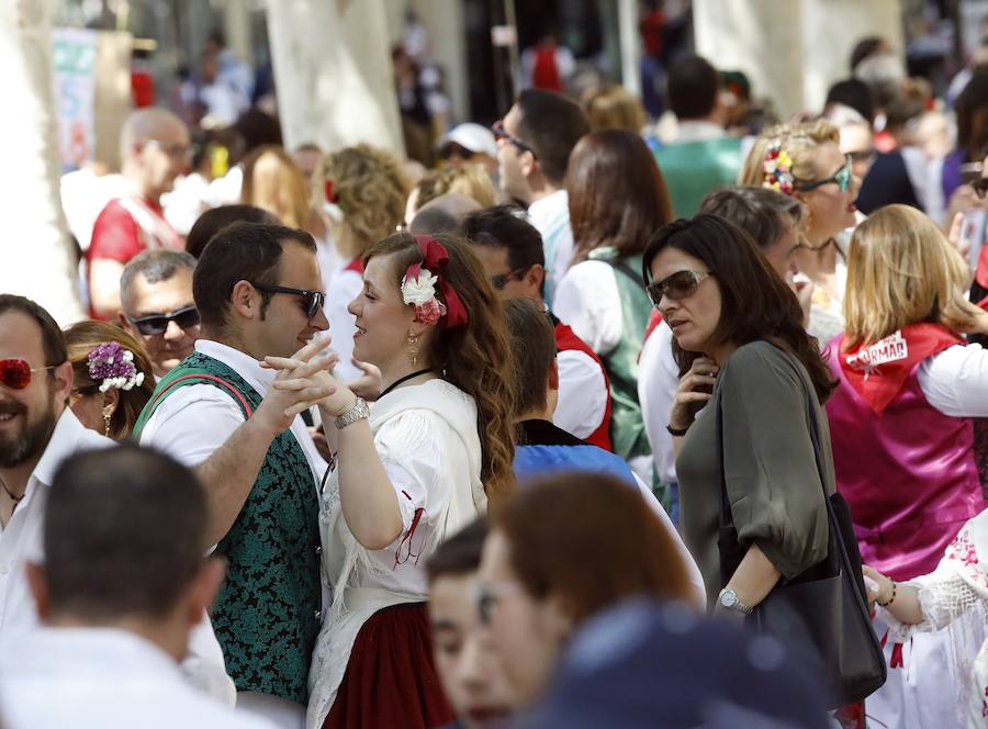 La Federación de Peñas Huertanas garantiza para hoy «el mayor desfile que se ha visto jamás» en España sobre costumbres y tradiciones. Bordadoras de refajos, troveros y panochistas, grupos folclóricos de una decena de municipios y antiguos oficios harán las delicias en el Bando