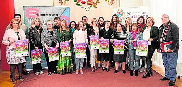 Asistentes a la presentación de los actos del Pueblo Gitano.