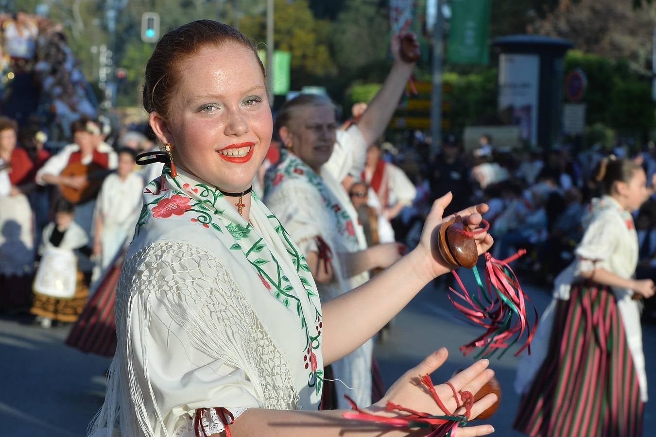 El desfile del Bando de la Huerta recorre las calles de Murcia llenando el ambiente de imágenes costumbristas y la recreación de las tradiciones huertanas.