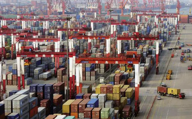 Contenedores apilados se almacenan en la zona de carga y descarga del puerto de Qingdao, en China.
