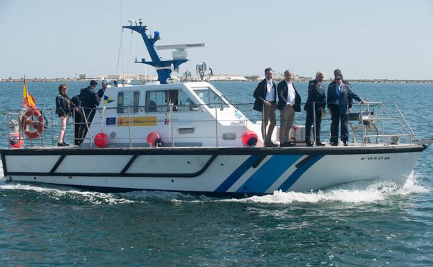 La nueva embarcación de vigilancia marítima en el Mar Menor.