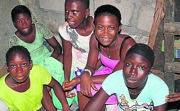 Niñas prostituidas en Freetown, capital de Sierra Leona, durante una visita del personal del centro Don Bosco Famul.
