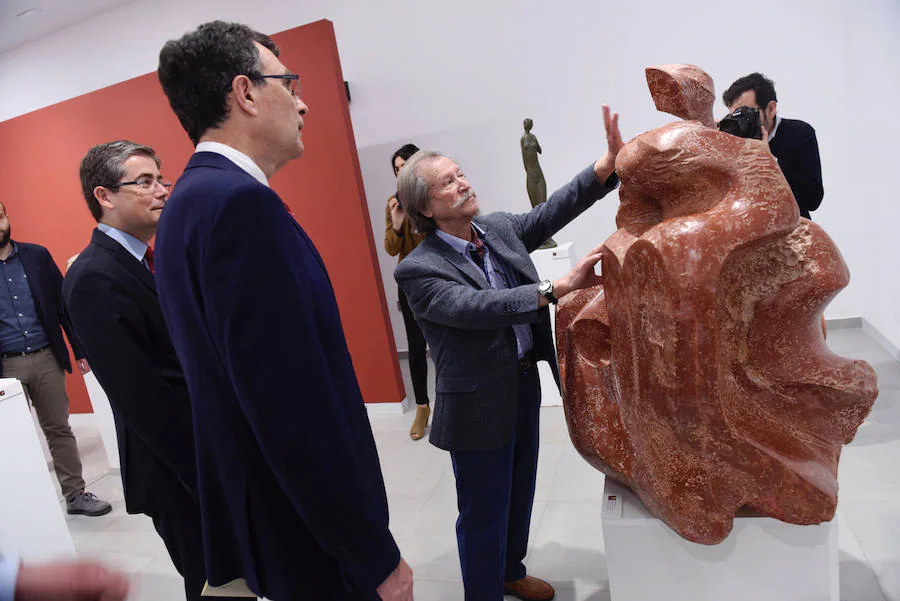 El alcalde de Murcia, José Ballesta, junto al patrono de la Fundación Antonio Campillo, Juan Pérez Ferra, y el comisario de la exposición, Martín Páez Burruezo, presentó este miércoles la exposición ‘Murcia: una generación de escultores’, una muestra excepcional que reúne, por primera vez, las obras de los escultores murcianos más reconocidos de una misma generación: José Planes, Antonio Campillo, Francisco Toledo, José Hernández Cano, Juan González Moreno, José Molera, José Carrilero y José Toledo.