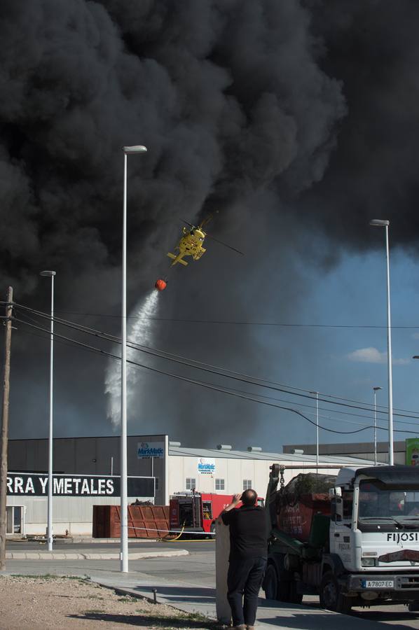 Los bomberos trabajan en la extinción de un incendio en una empresa de reciclaje de residuos en Santomera que ha originado una gran columna de humo a primera hora de la tarde, alrededor de las 16.30 horas de este miércoles.