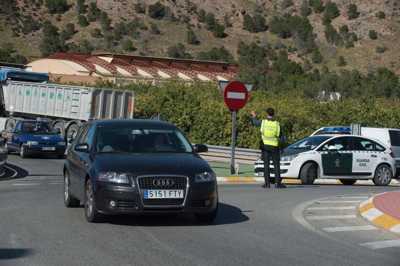 Los bomberos trabajan en la extinción de un incendio en una empresa de reciclaje de residuos en Santomera que ha originado una gran columna de humo a primera hora de la tarde, alrededor de las 16.30 horas de este miércoles.