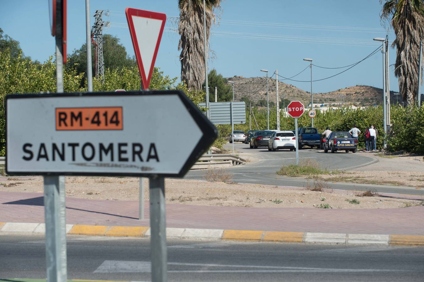 Los bomberos trabajan en la extinción de un incendio en una empresa de reciclaje de residuos en Santomera que ha originado una gran columna de humo a primera hora de la tarde, alrededor de las 16.30 horas de este miércoles.