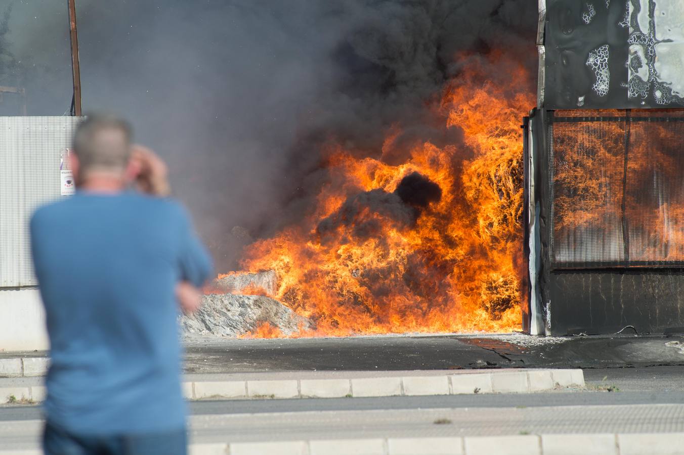 Los bomberos trabajan en la extinción de un incendio en una empresa de reciclaje de residuos en Santomera que ha originado una gran columna de humo a primera hora de la tarde, alrededor de las 16.30 horas de este miércoles.