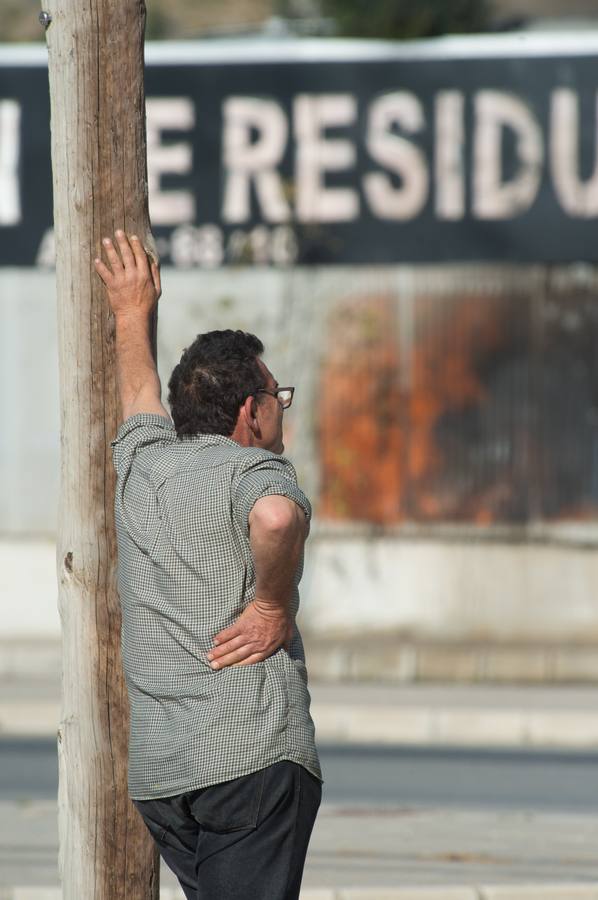 Los bomberos trabajan en la extinción de un incendio en una empresa de reciclaje de residuos en Santomera que ha originado una gran columna de humo a primera hora de la tarde, alrededor de las 16.30 horas de este miércoles.