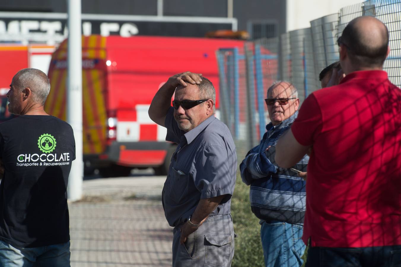 Los bomberos trabajan en la extinción de un incendio en una empresa de reciclaje de residuos en Santomera que ha originado una gran columna de humo a primera hora de la tarde, alrededor de las 16.30 horas de este miércoles.