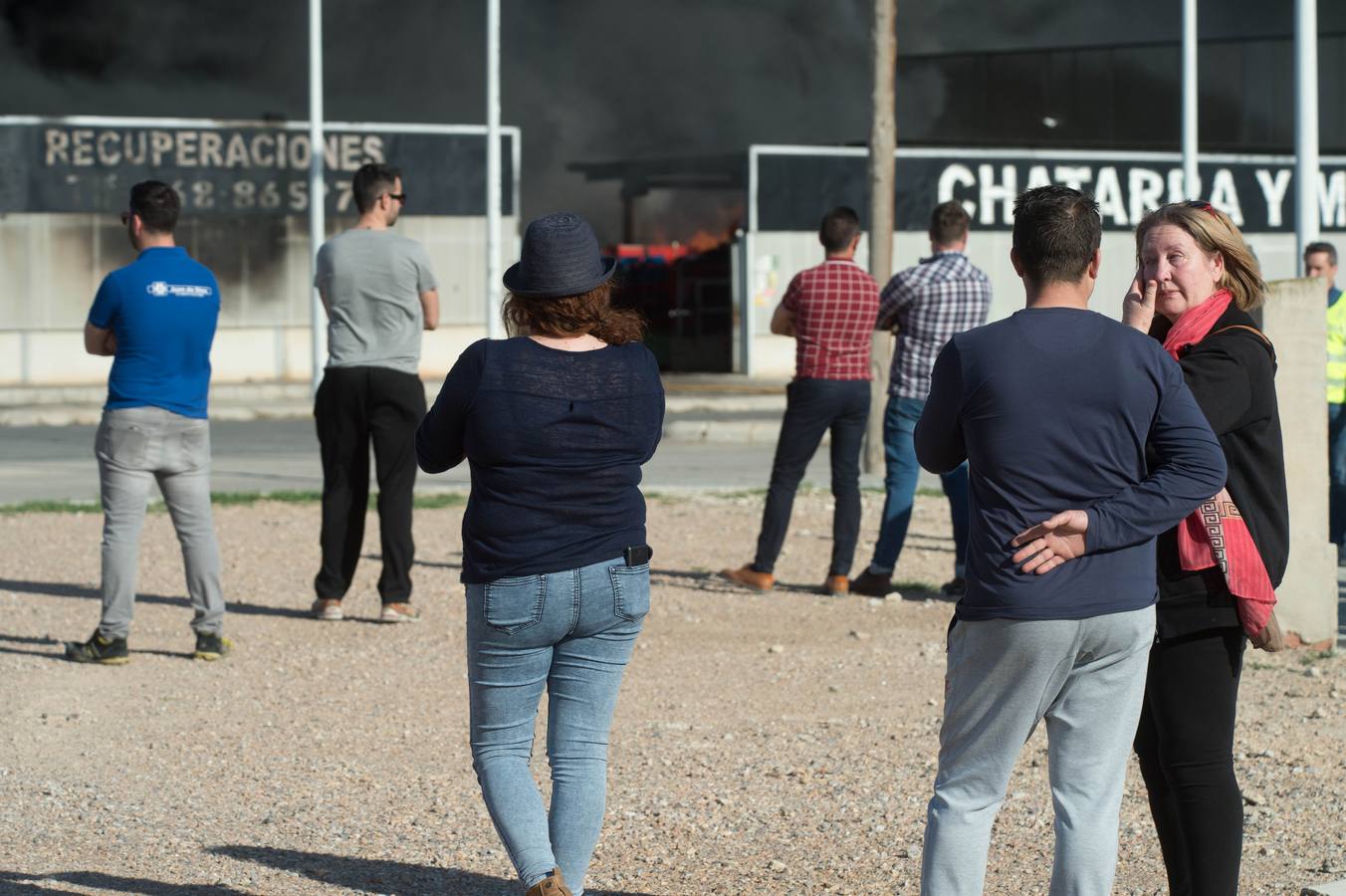 Los bomberos trabajan en la extinción de un incendio en una empresa de reciclaje de residuos en Santomera que ha originado una gran columna de humo a primera hora de la tarde, alrededor de las 16.30 horas de este miércoles.