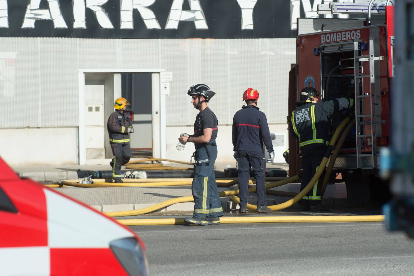 Los bomberos trabajan en la extinción de un incendio en una empresa de reciclaje de residuos en Santomera que ha originado una gran columna de humo a primera hora de la tarde, alrededor de las 16.30 horas de este miércoles.