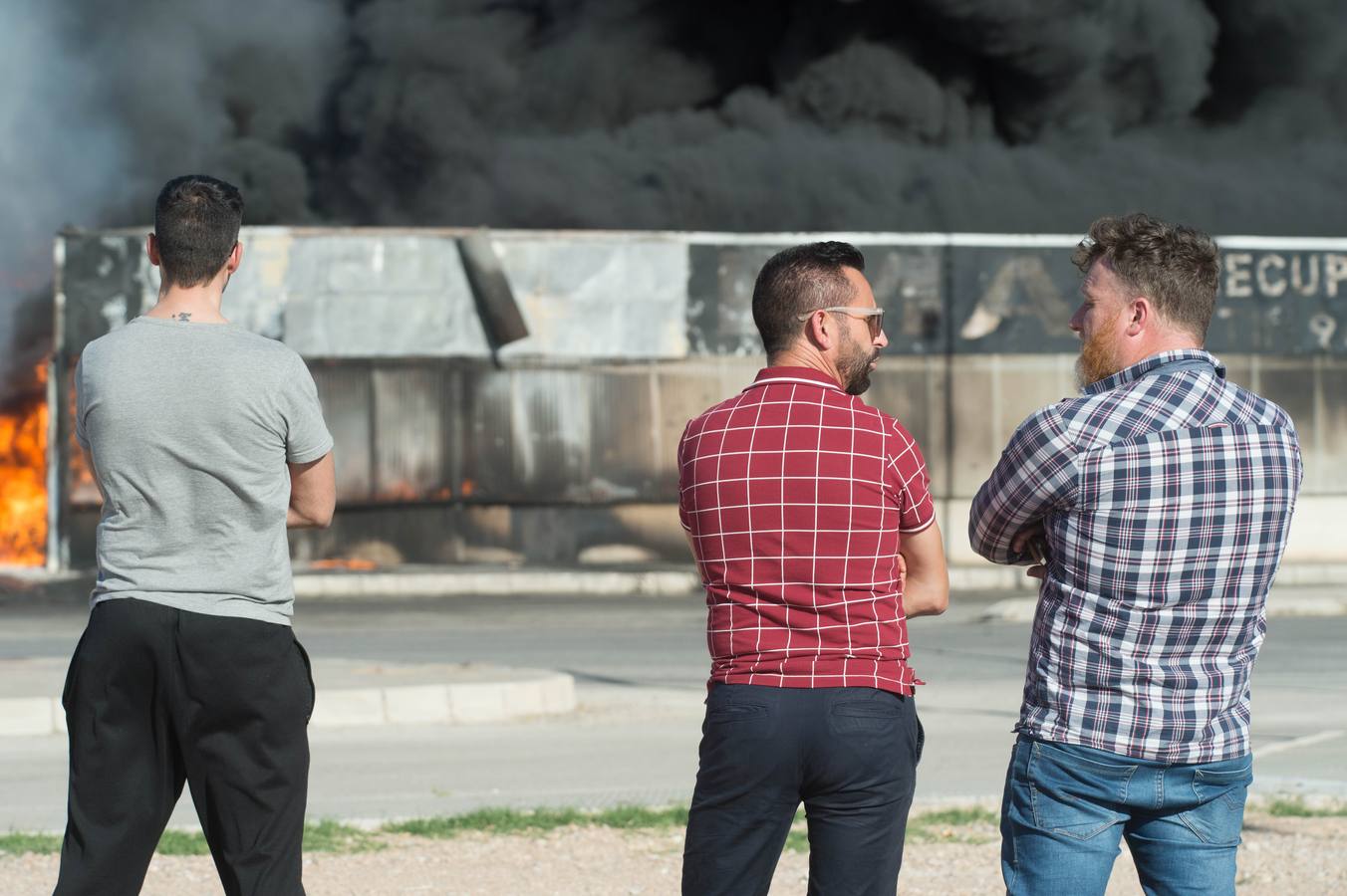 Los bomberos trabajan en la extinción de un incendio en una empresa de reciclaje de residuos en Santomera que ha originado una gran columna de humo a primera hora de la tarde, alrededor de las 16.30 horas de este miércoles.