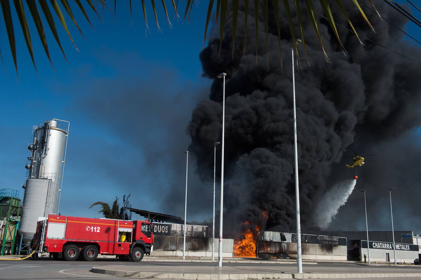 Los bomberos trabajan en la extinción de un incendio en una empresa de reciclaje de residuos en Santomera que ha originado una gran columna de humo a primera hora de la tarde, alrededor de las 16.30 horas de este miércoles.