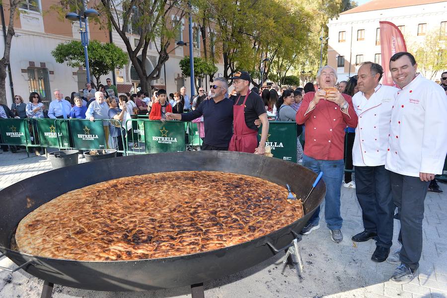 Varios pasteleros han colaborado en la elaboración de un ejemplar gigante de un diámetro de casi cuatro metros en el Cuartel de Artillería que se ha repartido dividido en 1.200 raciones.