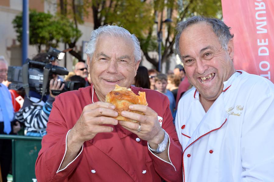 Varios pasteleros han colaborado en la elaboración de un ejemplar gigante de un diámetro de casi cuatro metros en el Cuartel de Artillería que se ha repartido dividido en 1.200 raciones.