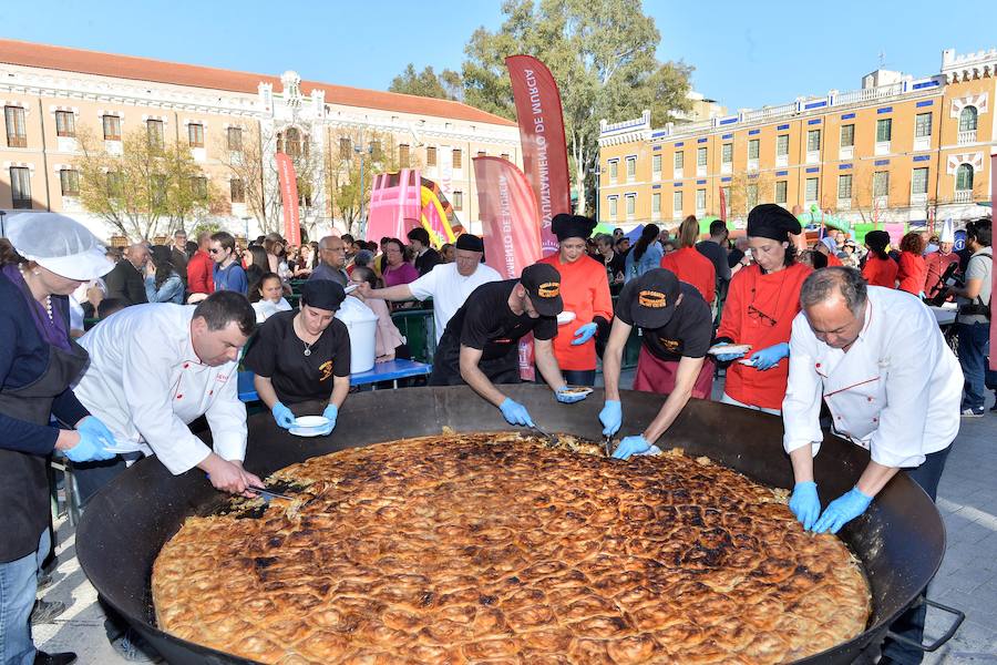 Varios pasteleros han colaborado en la elaboración de un ejemplar gigante de un diámetro de casi cuatro metros en el Cuartel de Artillería que se ha repartido dividido en 1.200 raciones.