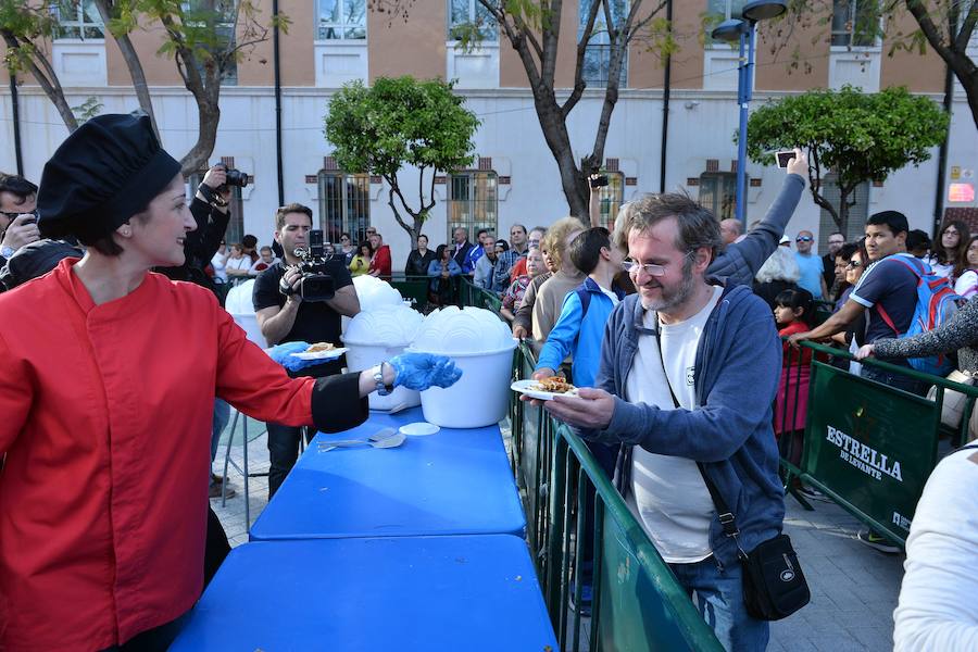 Varios pasteleros han colaborado en la elaboración de un ejemplar gigante de un diámetro de casi cuatro metros en el Cuartel de Artillería que se ha repartido dividido en 1.200 raciones.