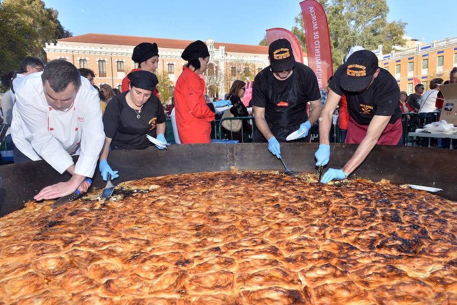Varios pasteleros han colaborado en la elaboración de un ejemplar gigante de un diámetro de casi cuatro metros en el Cuartel de Artillería que se ha repartido dividido en 1.200 raciones.