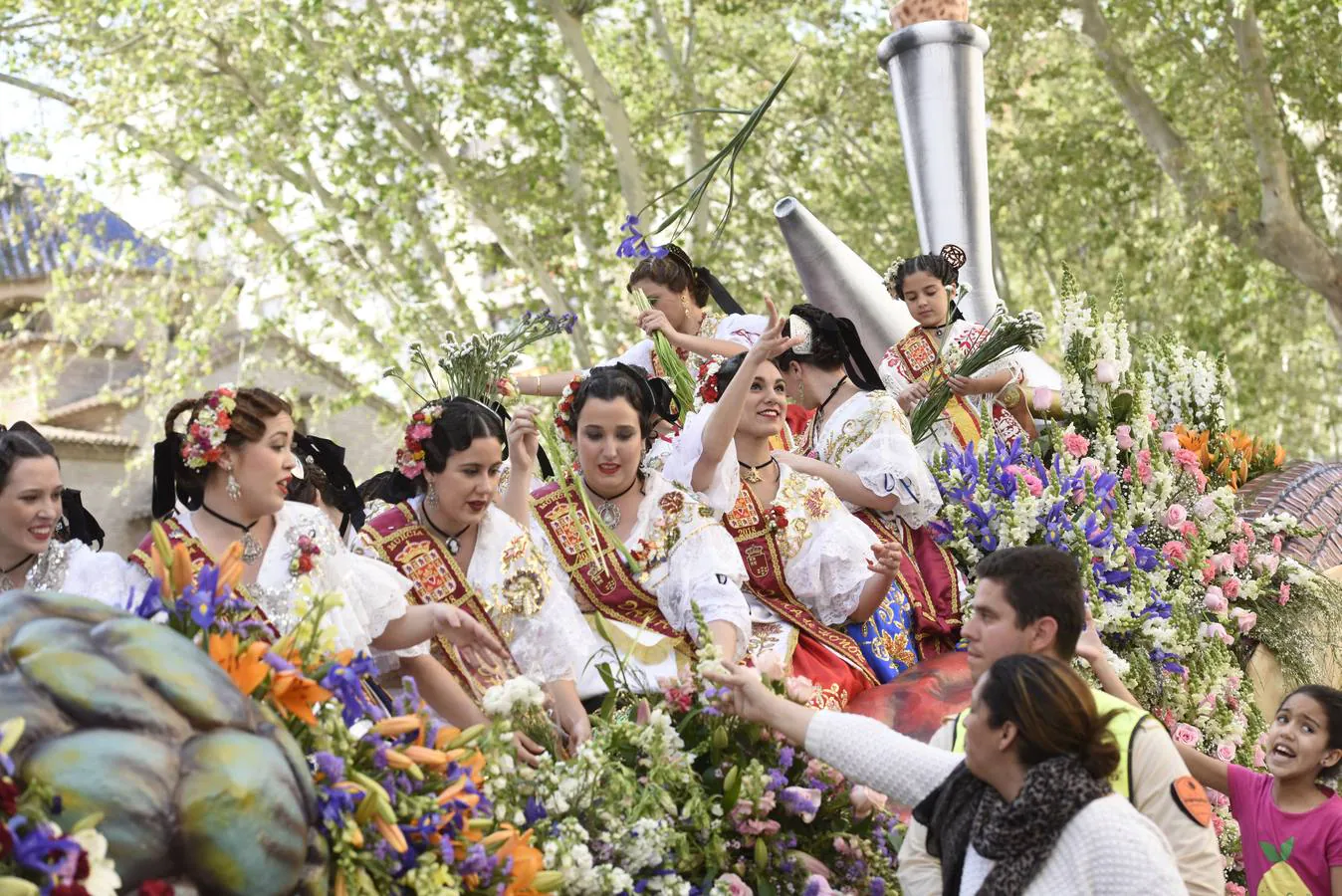 Un millón de tallos se repartieron en uno de los desfiles más esperados de las Fiestas de Primavera, que impregnó de fragancias las calles de Murcia