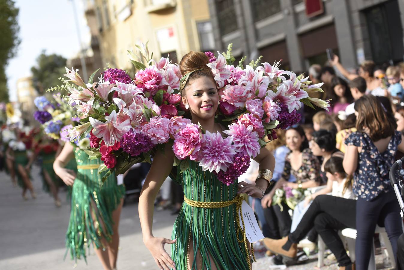 Un millón de tallos se repartieron en uno de los desfiles más esperados de las Fiestas de Primavera, que impregnó de fragancias las calles de Murcia