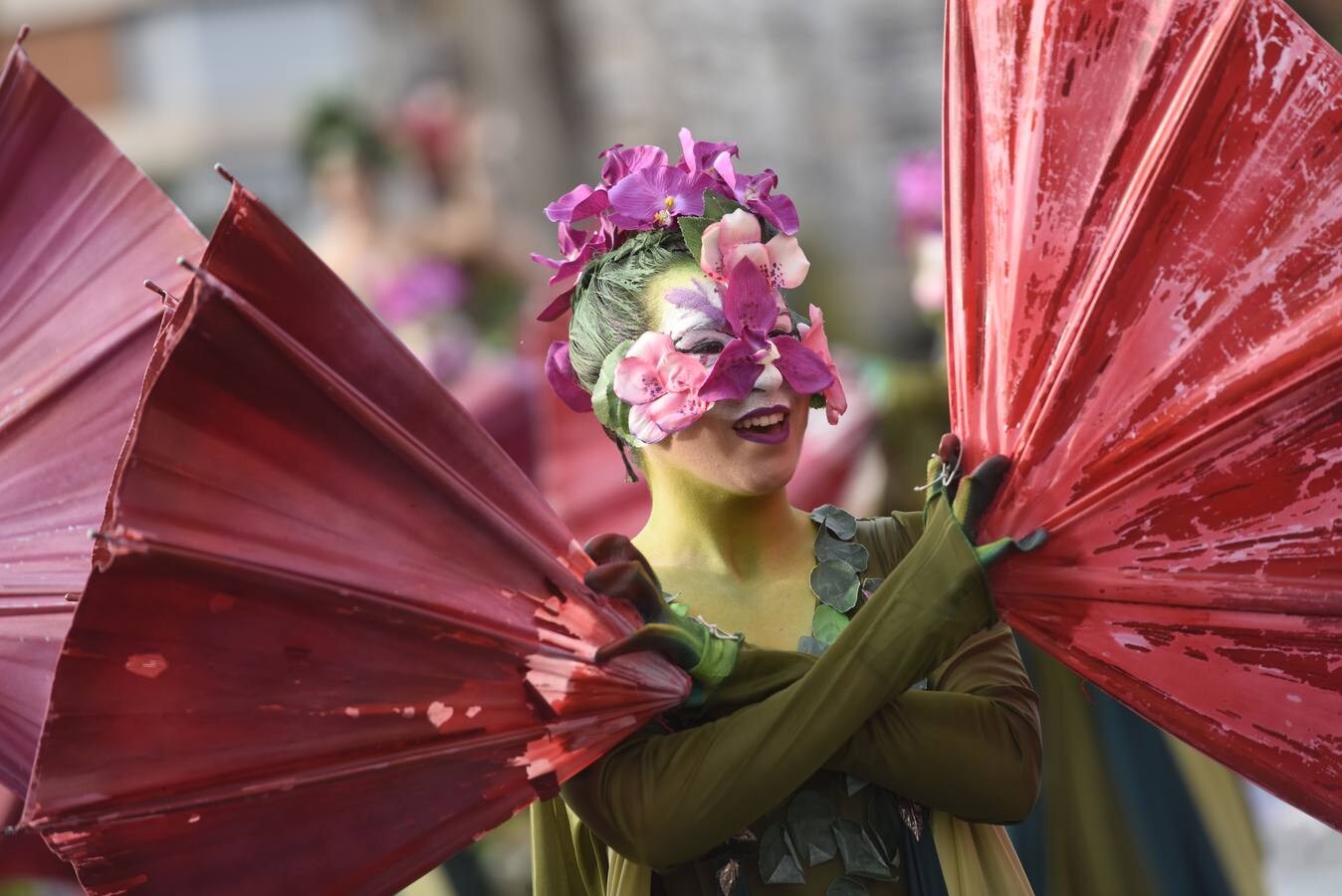 Un millón de tallos se repartieron en uno de los desfiles más esperados de las Fiestas de Primavera, que impregnó de fragancias las calles de Murcia