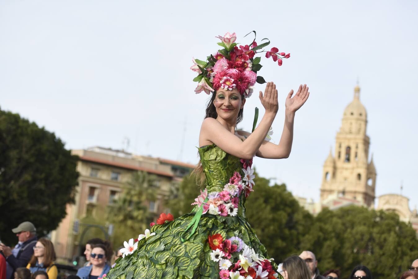 Un millón de tallos se repartieron en uno de los desfiles más esperados de las Fiestas de Primavera, que impregnó de fragancias las calles de Murcia